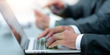 dizüstü bilgisayarda çalışma closeup.businessman