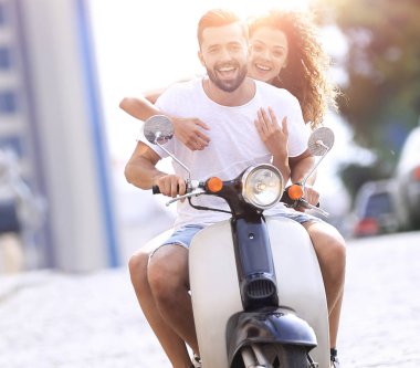 Güneşli bir günde bir şehir sürme mutlu genç Çift