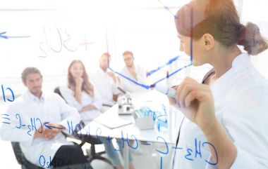 şeffaf yönetim kurulu ile görüntüleyin. kadın biyokimyacı yeniden yapar