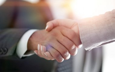 İşadamları el sıkışma başarılı iş toplantı sonrasında