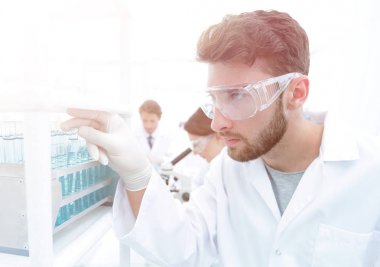 Bir kimyasal laboratuvar deney yapan bir genç erkek