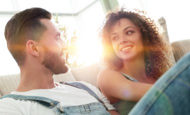 mutlu çift yeni bir dairede rüya.