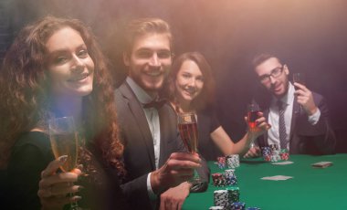 bir kumarhanede bir masada oturan poker oyuncuları