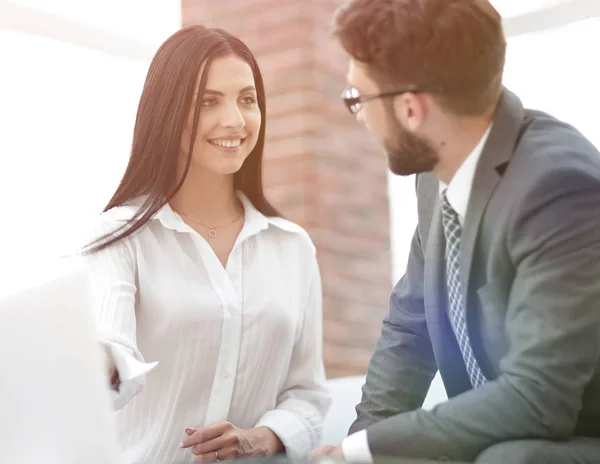 Plan rapproché des employés de l'entreprise qui communiquent dans le bureau — Photo