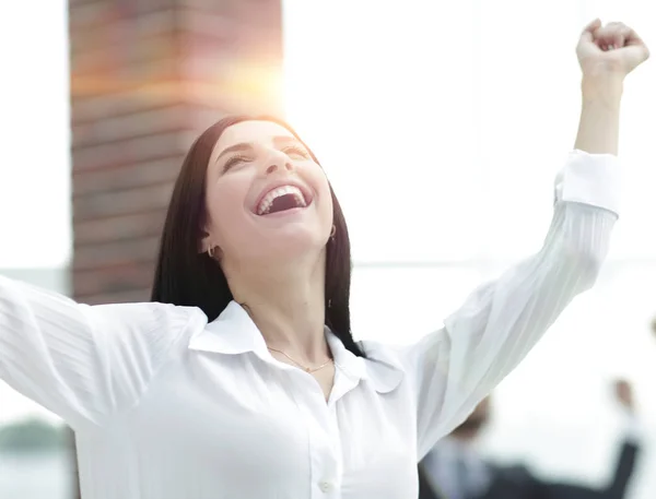 Glad ung affärskvinna på en suddig office bakgrund. — Stockfoto