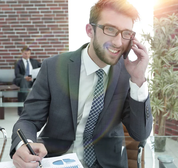 Avocat parlant à un client sur le smartphone — Photo