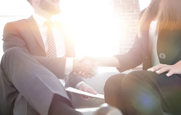 Close-up of two business people shaking hands — Stock Photo, Image