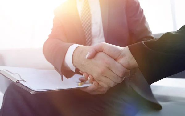Close-up of two business people shaking hands — Stock Photo, Image