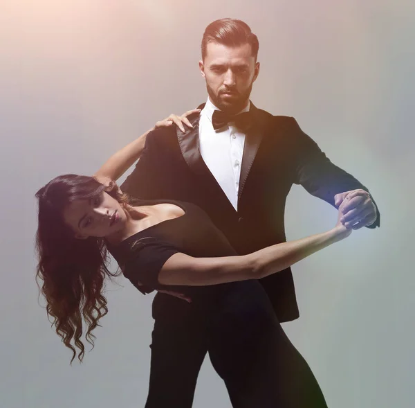 Attraktives junges Paar tanzt im Studio. — Stockfoto