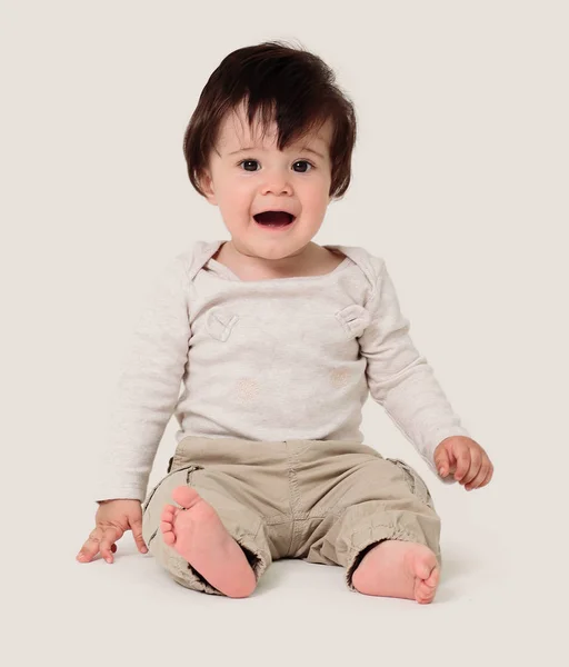 Bayi laki-laki duduk di lantai, tenang dan santai — Stok Foto
