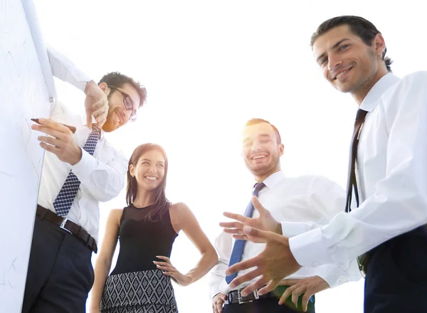 Equipo de negocios discutiendo una nueva presentación — Foto de Stock