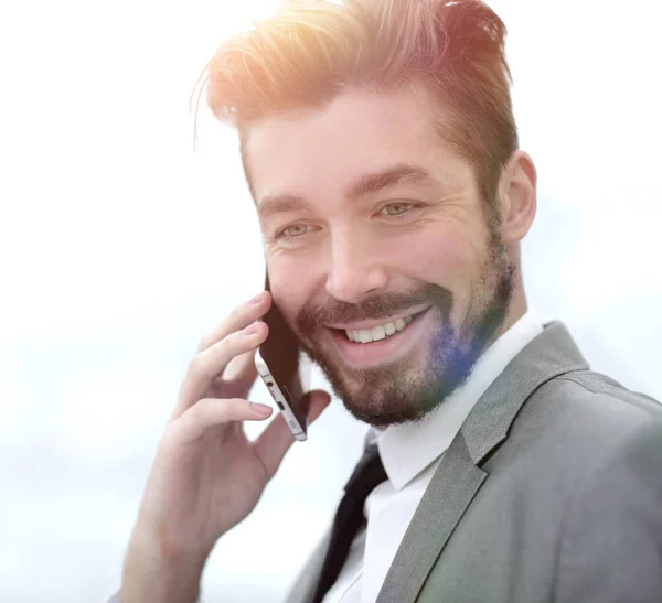 Hombre de negocios hablando por teléfono móvil — Foto de Stock