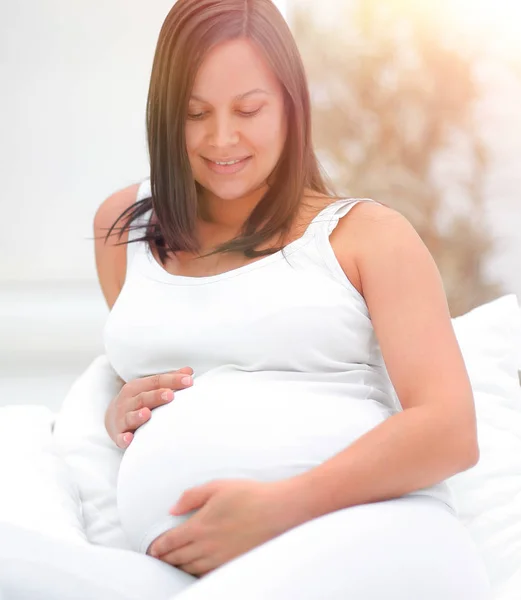 Portret van een gelukkig zwangere vrouw. — Stockfoto