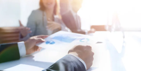 Imagem está turva. equipe de negócios no local de trabalho — Fotografia de Stock