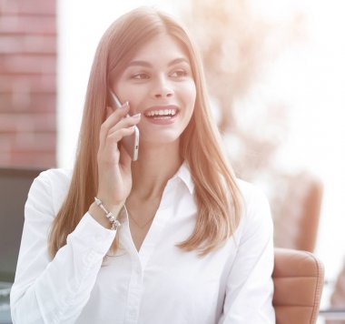 Genç buisnes kadın bir cep telefonu söz.