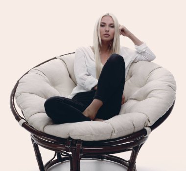 Kanepede rahat bir şekilde oturan güzel bir genç kadın.