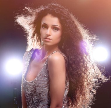 Genç dans eden kadın, arka plan üzerinde yanıp söner