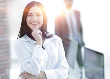 perspektif başarılı genç kadın ofiste