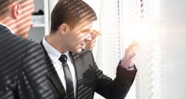 iş adamları pencere ofiste bak