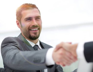 tatlı .handshake bir masa üzerine iş ortakları