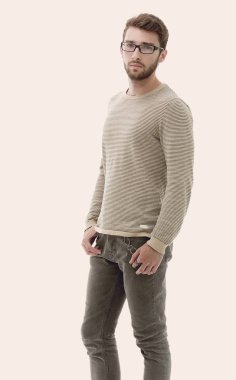 cepler ve bakarak elinde tutan kendine güvenen genç adam geldi