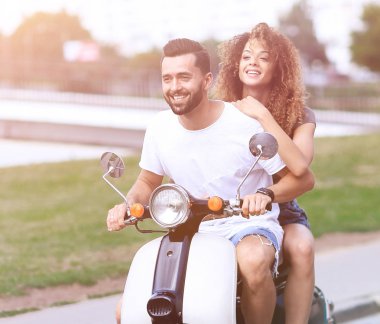 Mutlu çift sürme vintage scooter. Seyahat kavramı.
