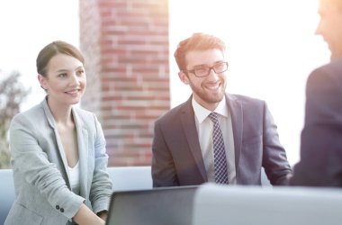 bir istemciye konuşurken iş ekip üyeleri