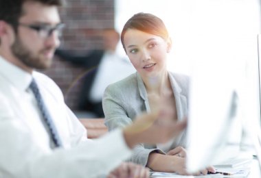 İş arkadaşları ofiste çalışıyor.