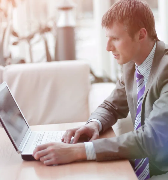 Jeune employé regardant moniteur d'ordinateur pendant la journée de travail — Photo