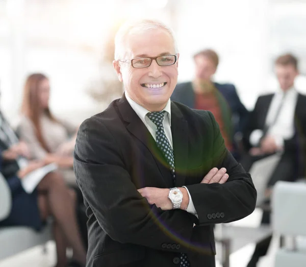 Capo anziano sorridente sullo sfondo dell'ufficio — Foto Stock