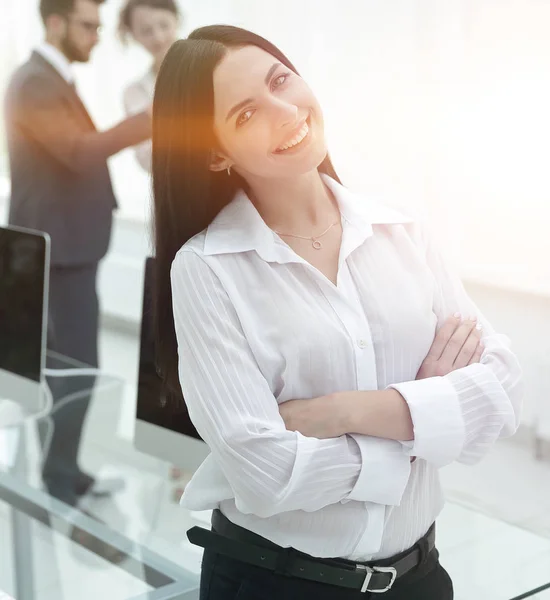 Jeune femme d'affaires réussie sur le fond d'un lieu de travail — Photo