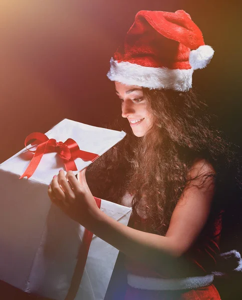 Kerstmis vrouw met geschenken box — Stockfoto