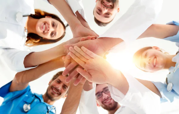 Ein Ärzteteam im medizinischen Zentrum hielt die Hände ineinander. — Stockfoto