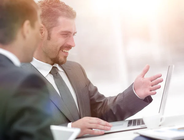 Closeup.business colegas discutiendo temas de trabajo — Foto de Stock