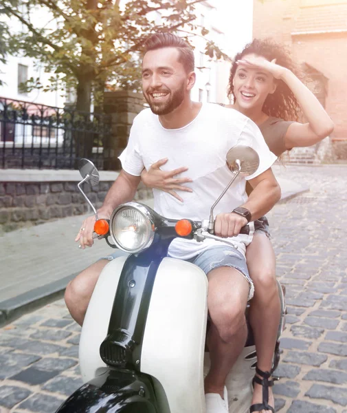 Pareja joven montando moto en la ciudad — Foto de Stock