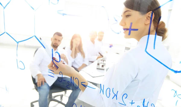 Voir à travers le Conseil transparent. biochimiste féminine analysant — Photo