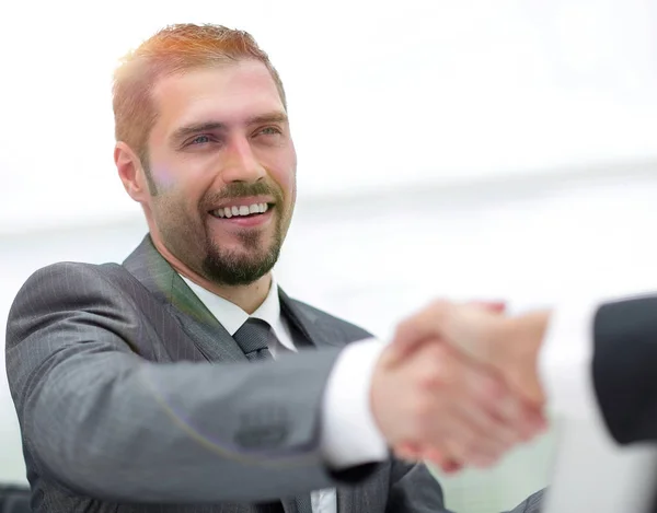 Крупный план .handshake деловых партнеров на рабочем столе — стоковое фото
