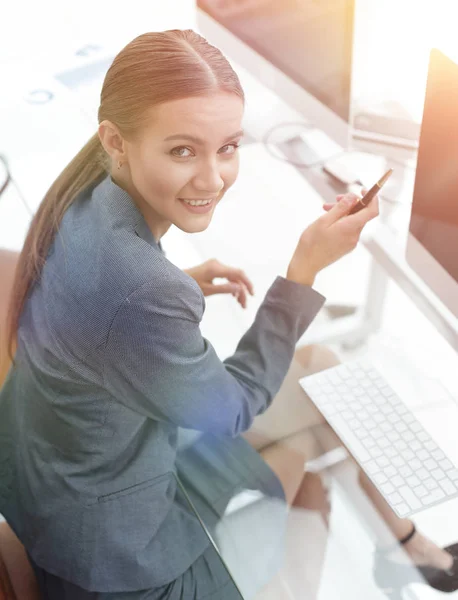 Donna soldi Manager seduto sul suo posto di lavoro — Foto Stock