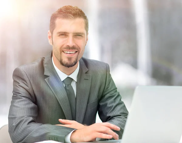 Closeup.smiling businessman working with laptop — Stock Photo, Image