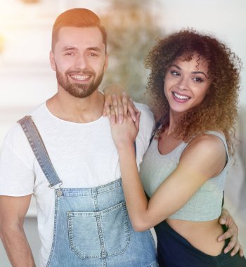 Yeni bir evde duran mutlu genç insanlar