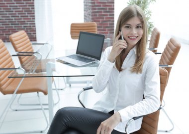 ofiste cep telefonu konuşurken closeup.female Yardımcısı