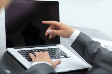 portre. bilgi bir dizüstü bilgisayar ile tartışırken iş arkadaşları.
