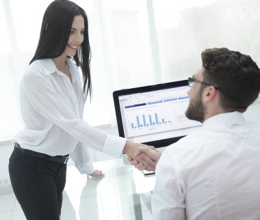 Çalışanlar birbirlerini masanın yakınında bir el sıkışma ile selamlıyorum