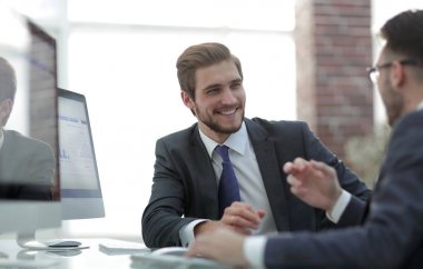 İki lider ofiste iş tartışma.