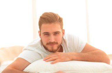 closeup.smiling adam kanepede yatan