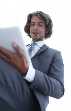 portre .businessman tablet üzerinde çalışan.