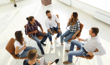 İş ekibi ofisin lobisinde bir toplantı düzenliyor.