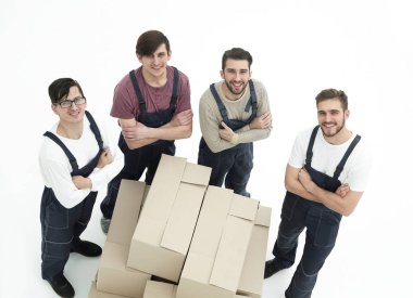 Beyaz arka plan üzerinde izole kutuları tutan genç Nakliyeciler,