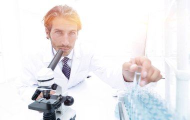 Laboratuvar bilim adamı bir laboratuarda mikroskop ile çalışma