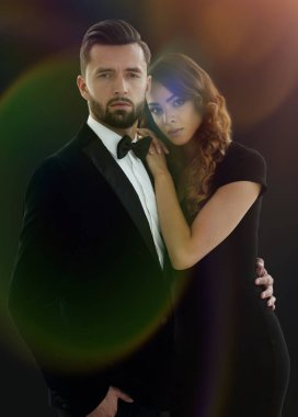 Zarif Çift Klasik giysileriyle geçen.